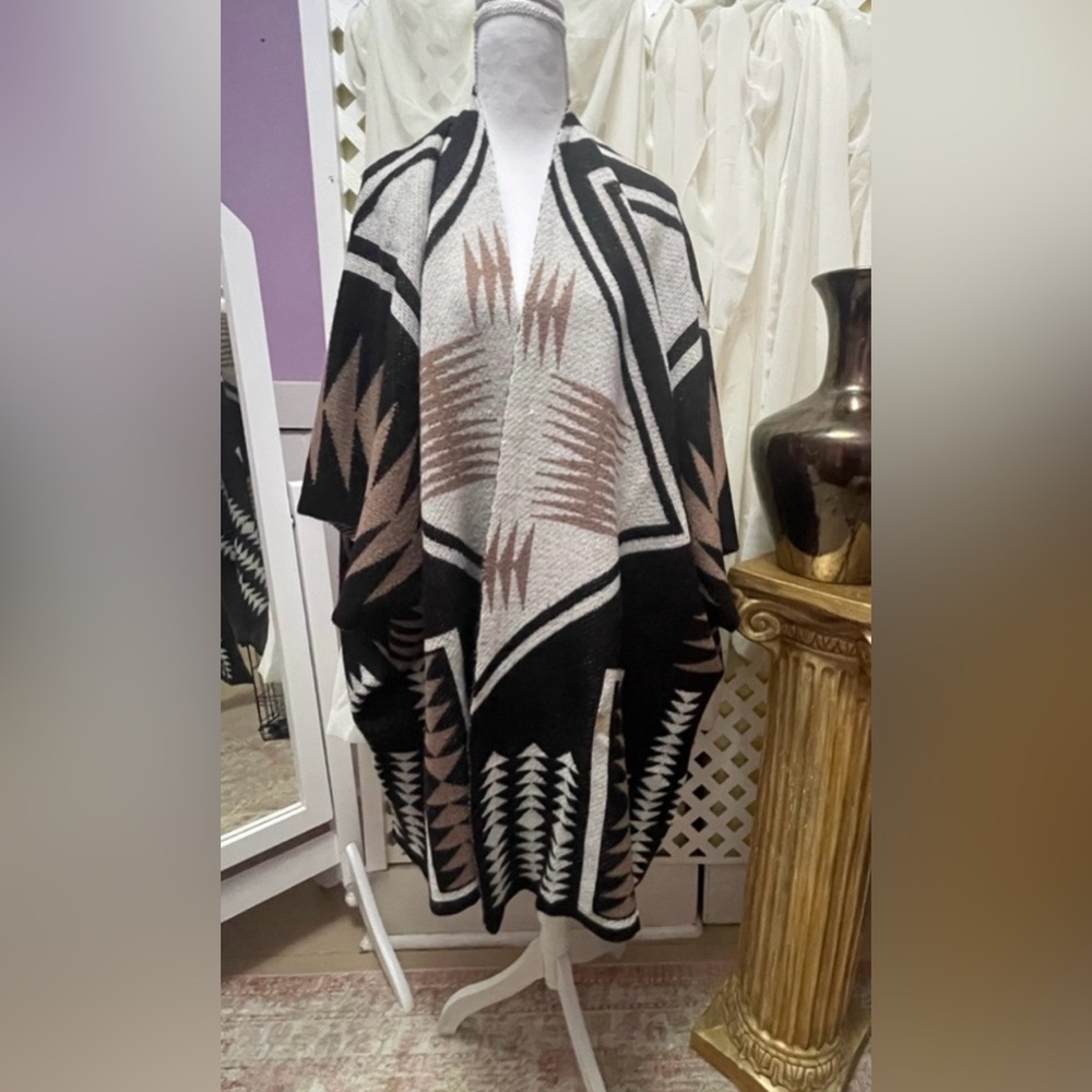 🩷Chic Black and Gray Geometric Cape